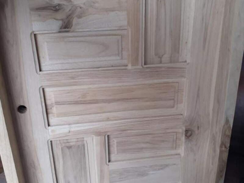 Puerta en madera pura panelada