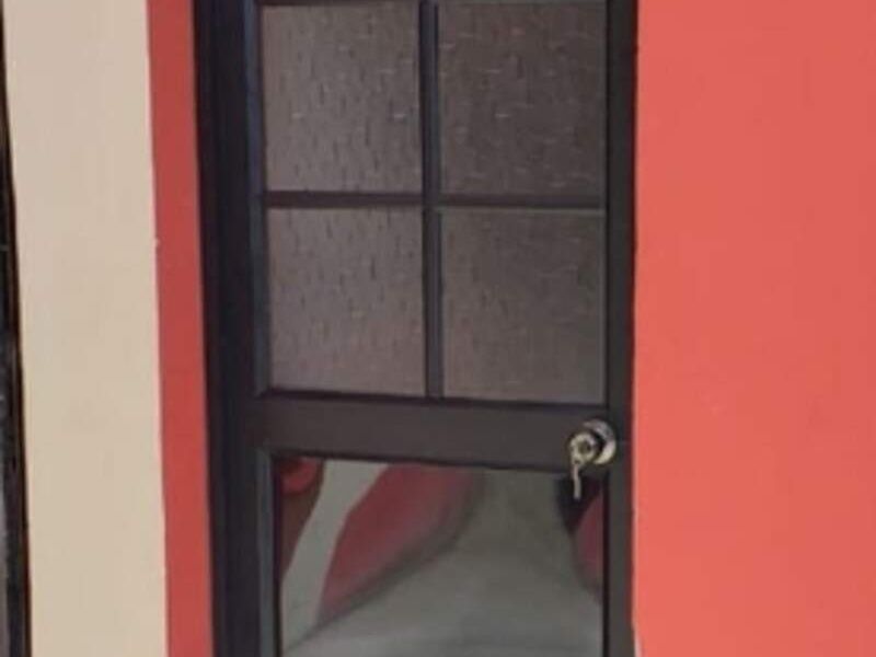 puerta de aluminio y vidrio