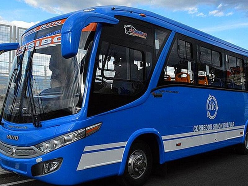 Bus urbano azul Ecuador